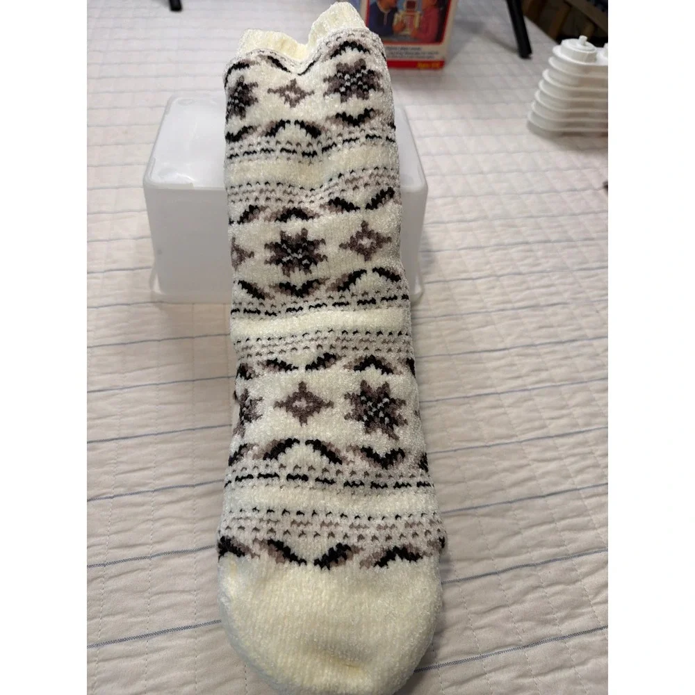 Muk Luks Women Fuzzy Slipper Socks Cream Fair Isle Snowflake Non-Slip Grippers